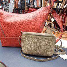 Rote und graue Ledertaschen