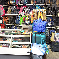 Unterschiedlich präsentierte Taschen in Regalen