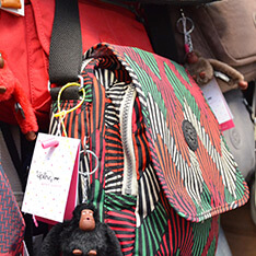 Eine rot, grün und weiß gestreifte Umhängetasche